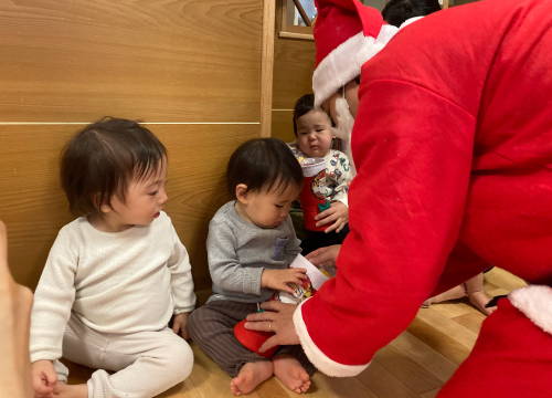 福岡市早良区有田のアン・シャーリーこども園と栄光保育園のクリスマス会の写真