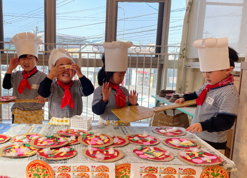 福岡市早良区有田のアン・シャーリーこども園と栄光保育園のお店屋さんごっこの写真