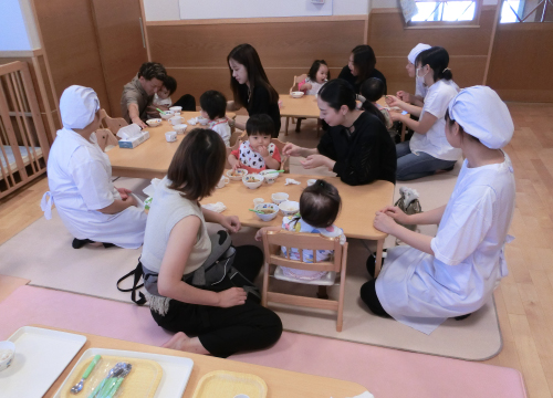 福岡市早良区有田のアン・シャーリーこども園と栄光保育園の給食参観の写真